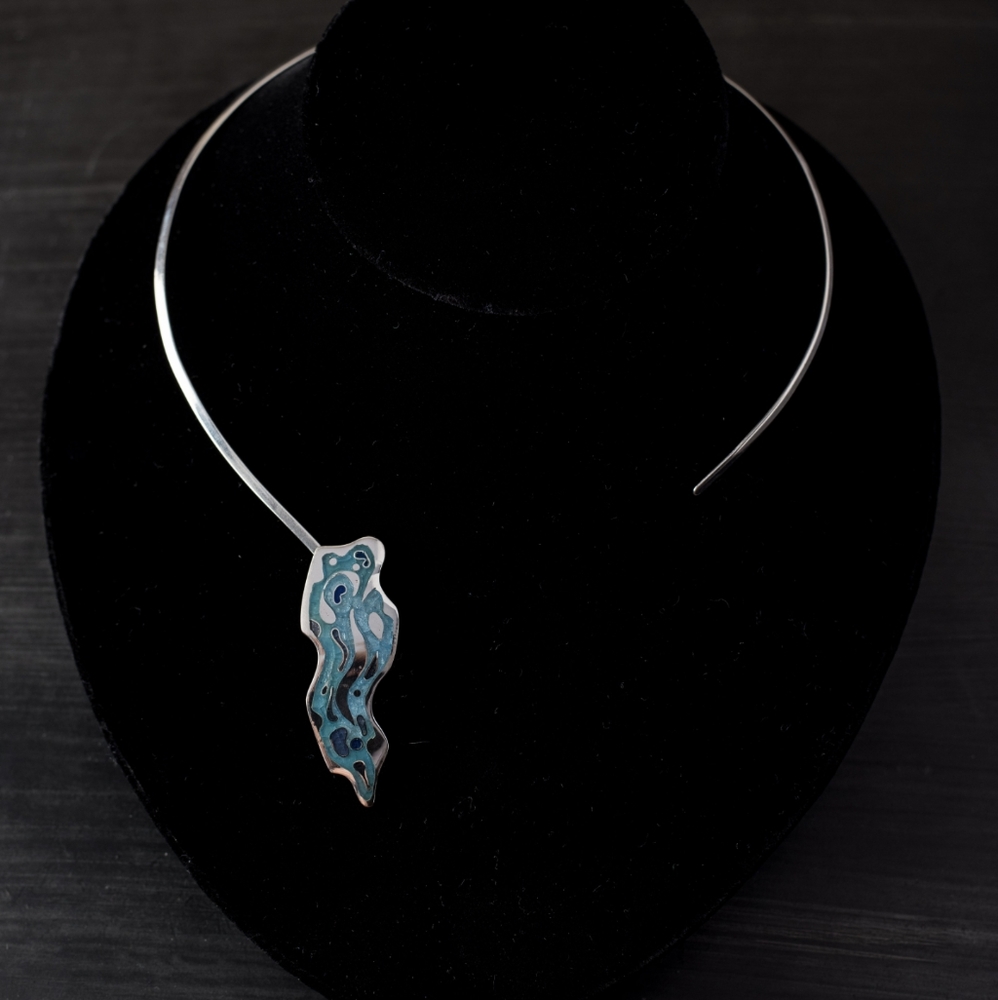 "Cracked wave" handmade collar pendant